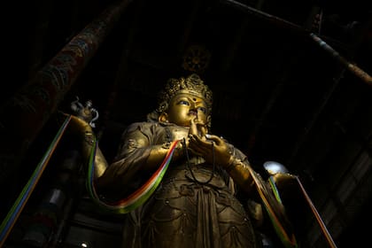 Avalokiteśvara, la estatua de interior más alta del mundo, con 26,5 metros de altura desde 1996, en el monasterio de Gandantegchinlen en Ulán Bator, Mongolia. (Chang W. Lee/The New York Times)