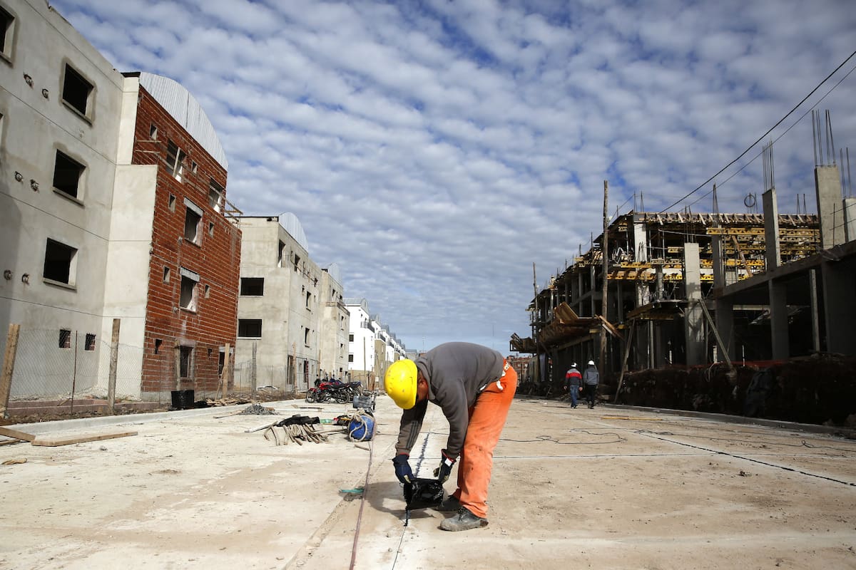 Avanza allí la edificación de 1702 departamentos para los vecinos del asentamiento cuyas casas serán derribadas para abrir calles; el predio de Villa Lugano alojó una histórica toma