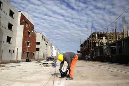 Avanza allí la edificación de 1702 departamentos para los vecinos del asentamiento cuyas casas serán derribadas para abrir calles; el predio de Villa Lugano alojó una histórica toma