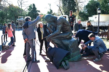 La cabeza de la enorme figura del hombre desnudo en actitud reflexiva, que observa lo que sucede desde lo alto, estará a cinco metros del suelo; descansará sobre una nueva base de hormigón armado de tres metros