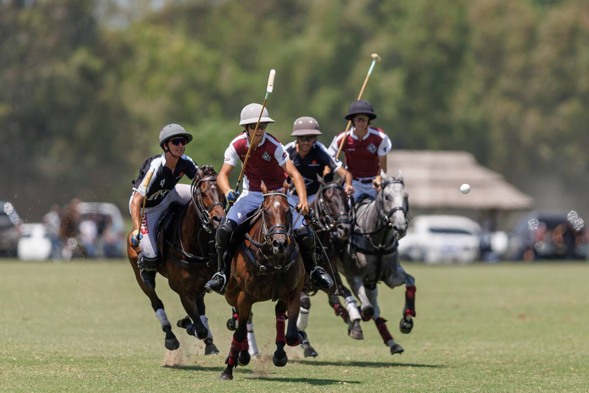 Avanza Lorenzo Chavanne, de La Zeta, y máximo goleador del encuentro con 8 goles; lo persigue Jared Zenni