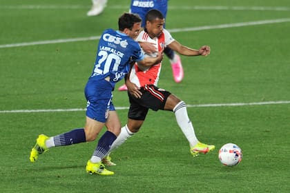 Avanza Nicolás De la Cruz en un reciente River vs. Arsenal; este miércoles ambos conjuntos se enfrentarán en Sarandí, donde desde 2014 empataron cinco veces y ganaron una cada uno.