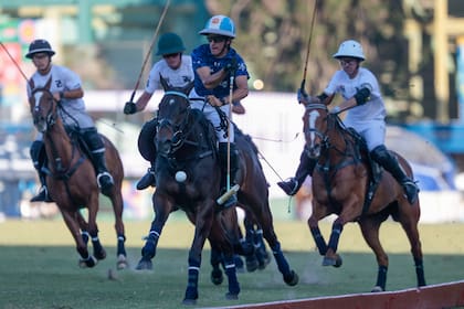 Avanza Poroto Cambiaso y casi todo Ellerstina lo persigue