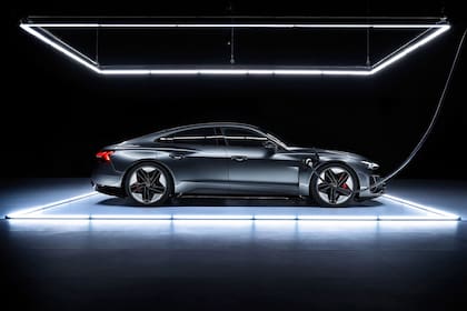 Avanzada. Con una autonomía de casi 500 km, el Audi e-tron GT puede recargar el 80% de sus baterías en menos de 1 hora y 20 minutos