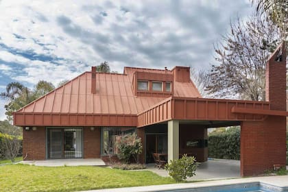 “Avanzamos sobre la galería para ampliar la cocina, y pudimos eliminar una columna que quedaba en el medio. Con la nueva abertura y piso a nivel, la conexión con el exterior es total”, dice el arquitecto.