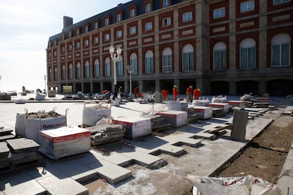 Avanzan las obras de restauración de la rambla de Mar del Plata
