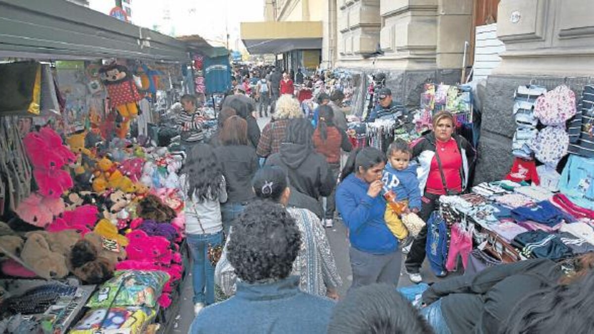 Comercio Informal De Ropa El auge del comercio informal - LA NACION