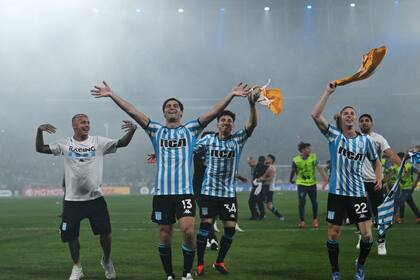 AVELLANEDA, ARGENTINA - OCTOBER 31: Players of Racing Club celebrate after winning the Copa CONMEBOL Sudamericana 2024 Semifinal second leg match between Racing Club and Corinthians at Presidente Peron Stadium on October 31, 2024 in Avellaneda, Argentina. (Photo by Marcelo Endelli/Getty Images)