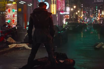 Barton representa eso que la película plantea, y es la imposibilidad de un duelo sano