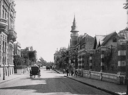Avenida Alvear y Rodríguez Peña a finales del siglo XIX. Siguen en pie las casas de Eduardo Casey (a la izquierda) y de Alejandro Hume, cuyos pilares y rejas se ven a la derecha. La torre mirador con pináculo revestido en pizarras era la de Lauro Castro.