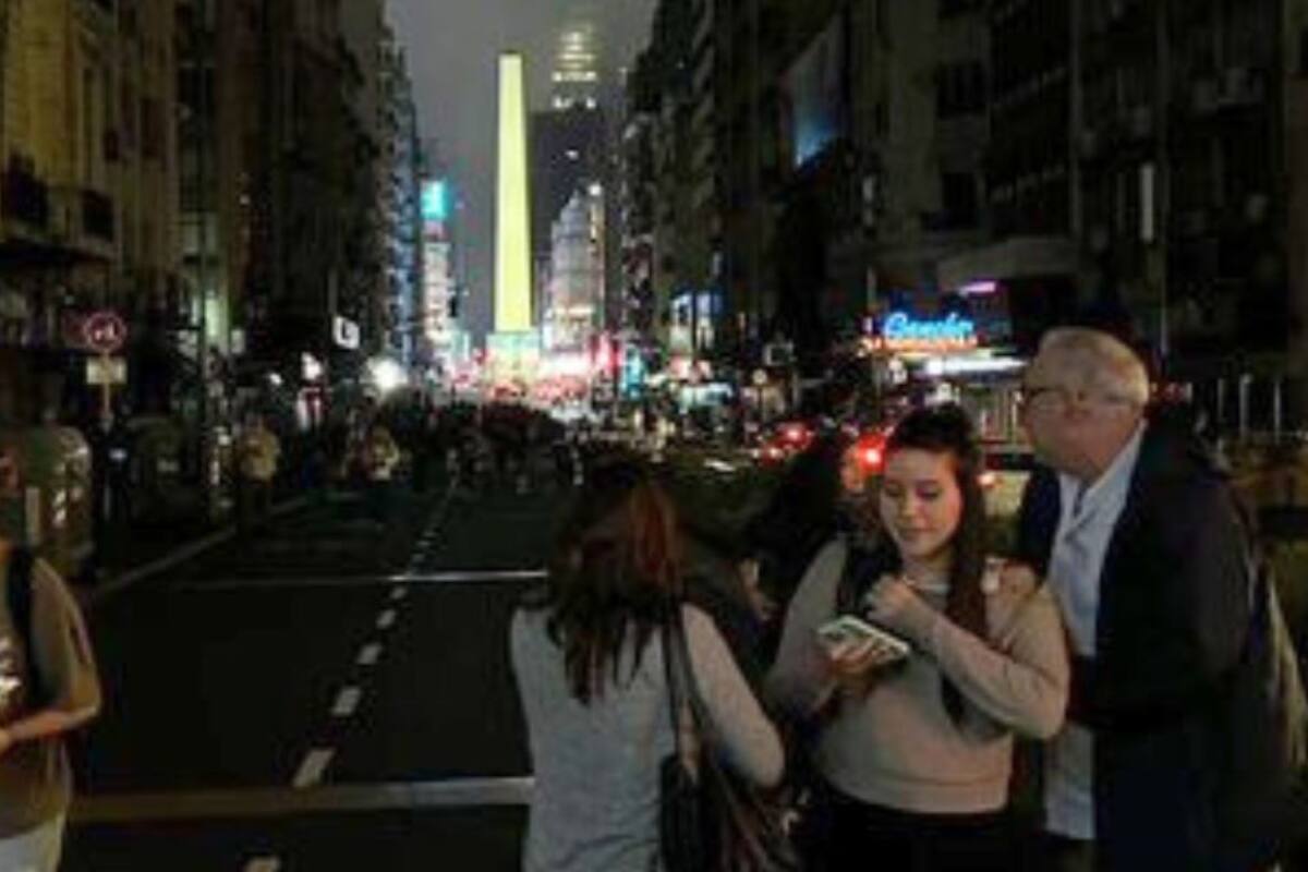 Avenida Corrientes a oscuras.