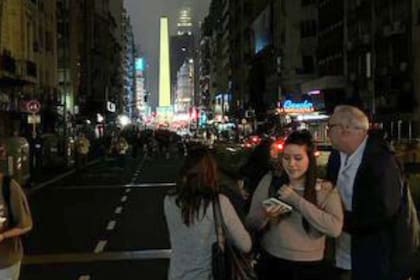 Avenida Corrientes a oscuras.