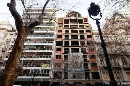 Avenida de Mayo: cuatrocientos metros de locales cerrados e imponentes edificios abandonados.
