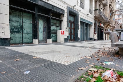 Avenida de Mayo: cuatrocientos metros de locales cerrados e imponentes edificios abandonados.