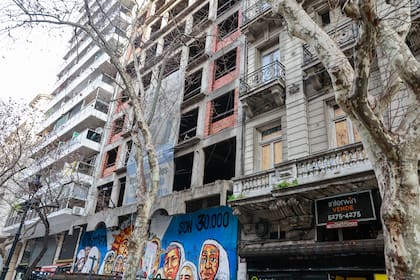 Avenida de Mayo: cuatrocientos metros de locales cerrados e imponentes edificios abandonados.