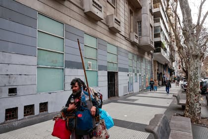 Avenida de Mayo: cuatrocientos metros de locales cerrados e imponentes edificios abandonados.