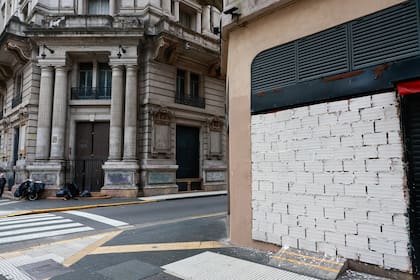 Avenida de Mayo: cuatrocientos metros de locales cerrados e imponentes edificios abandonados.