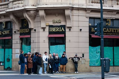 Avenida de Mayo: cuatrocientos metros de locales cerrados e imponentes edificios abandonados.
