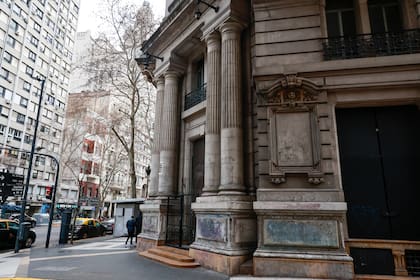 Avenida de Mayo: cuatrocientos metros de locales cerrados e imponentes edificios abandonados.
