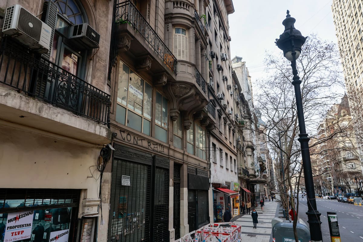 Avenida de Mayo, deterioro de fachadas, locales vacíos, bares cerrados y edificios tapiados