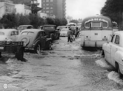 Avenida Maipú en 1958: mucha lluvia y un río alto provocaban inundaciones incluso lejos del río