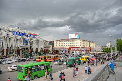 Avenidas amplias y edificios modernos en Ekaterimburgo, a 1800 kilómetros de Moscú