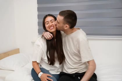 Avinatan Or besa a su novia Noa Argamani después de ser liberado por Hamas en octubre de 2025; estuvo dos años cautivo; su novia también estuvo secuestrada, pero fue liberada en junio de 2024