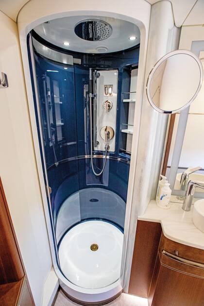 La nave, con autonomía para hacer viajes transoceánicos, cuenta con un baño “cinco estrellas”: sobresale una ducha que tiene una durabilidad de veinte minutos.