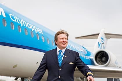 Desde hace veintitrés años el rey Guillermo pilotea vuelos comerciales de KLM, la aerolínea de bandera. Lo hace de incógnito, según él mismo reveló al diario holandés De Telegraaf en 2017.