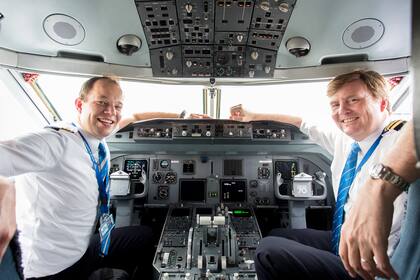 En 2016, cuando KLM decidió reemplazar todos los Fokker 70 por Boeing 737, el rey de Holanda aseguró que se capacitaría para poder pilotear las nuevas aeronaves.