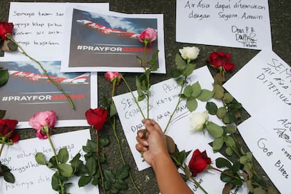 avión AirAsia Indonesia mar de Java vuelo QZ8501 desaparecido hallado encontrado restos cadáveres cuerpos