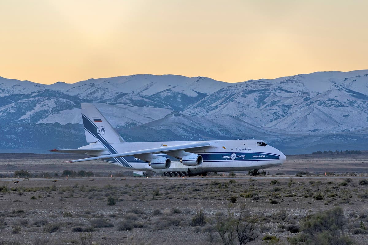 Avión de la flota ucraniana Antonov que llevará el satélite Saocom 1A en el Aeropuerto de Bariloche