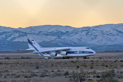 Avión de la flota ucraniana Antonov que llevará el satélite Saocom 1A en el Aeropuerto de Bariloche