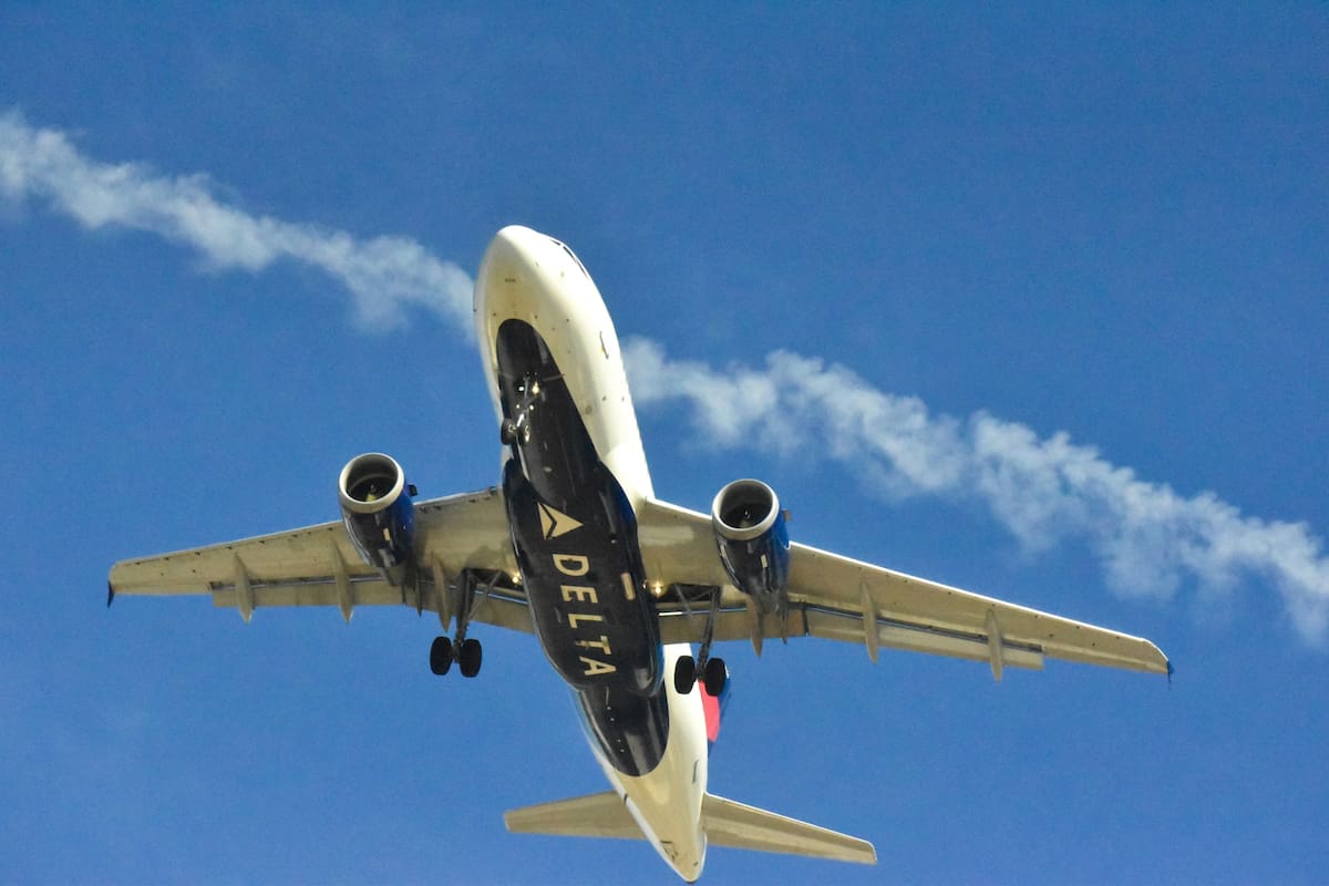 Avión delta en los cielos