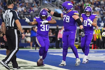 Avión que conducía a Vikings a Nueva York regresa tras problemas mecánicos