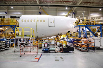 Aviones Boeing 787 Dreamliner se encuentran en producción en las instalaciones de fabricación de Boeing en North Charleston, Carolina del Sur, el 13 de diciembre de 2022.