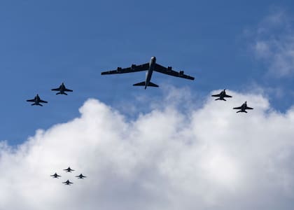 Aviones caza F-18 vuelan junto a un B-52 (Archivo)
