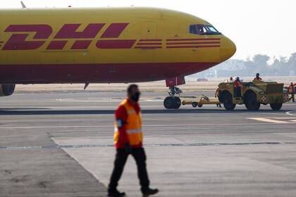 Aviones con la vacuna Pfizer llagando a México