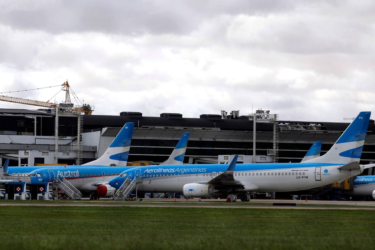 Aviones de Aerolineas Argentinas en el aeroparque de Buenos Aires