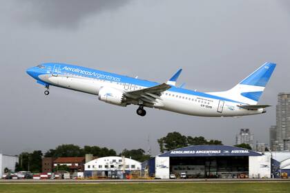 Pasajeros de un vuelo de Aerolíneas Argentina denunciaron que robaron dinero que estaba guardado en su equipaje de mano