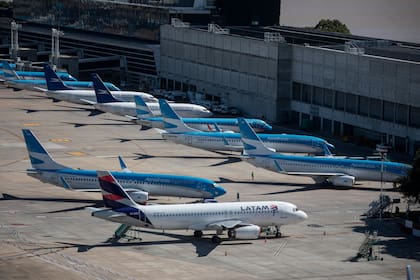 Aviones de Aerolineas Argentinas y Latam en el aeroparque de Buenos Aires
