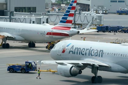 Aviones de American Airlines se preparan para despegar el 21 de julio de 2021, cerca de una terminal en el Aeropuerto Internacional Logan, en Boston. (AP Foto/Steven Senne, Archivo)