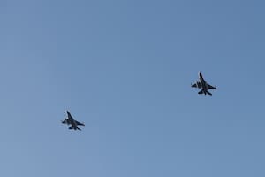 Dos aviones F-16 de EE.UU. interceptaron aeronaves que violaron el espacio aéreo restringido donde estaba Trump
