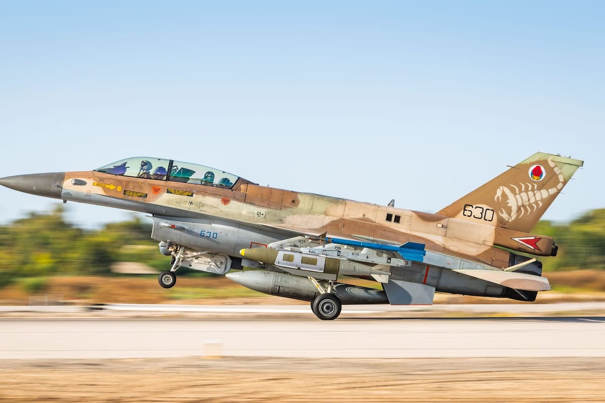 Aviones de combate despegando este miércoles para atacar a los terroristas de Hamas