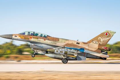 Aviones de combate despegando este miércoles para atacar a los terroristas de Hamas