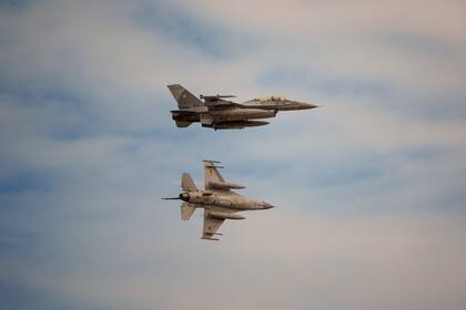 Aviones de combate F-16 de la Fuerza Aérea de Rumania vuelan sobre la base aérea militar Baza 86, en las afueras de Fetesti, Rumania, el lunes 13 de noviembre de 2023. (Foto AP/Andreea Alexandru)