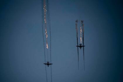 Aviones de combate rusos Su-25 lanzan cohetes durante ejercicios militares en la región de Volgogrado, sur de Rusia el 24 de septiembre de 2020, durante los simulacros militares "Cáucaso-2020"