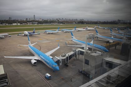 Aviones de la flota de Aerolíneas Argentinas estacionados en la pista de la Terminal C del Aeropuerto de Ezeiza, una clara muestra del parate que vivió el sector de los viajes en 2020