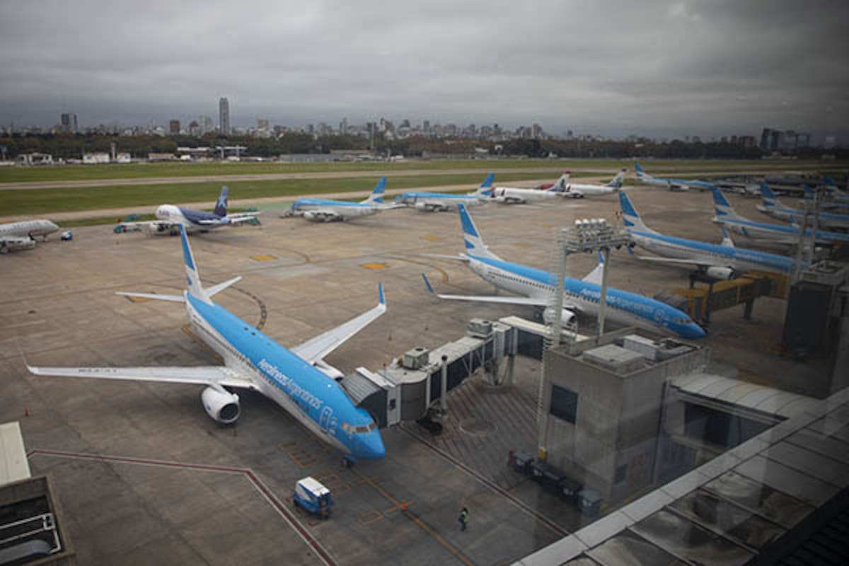 Aviones de la flota de Aerolíneas Argentinas estacionados en la pista de la Terminal C del Aeropuerto Internacional Ministro Pistarini, en la ciudad de Ezeiza, Argentina