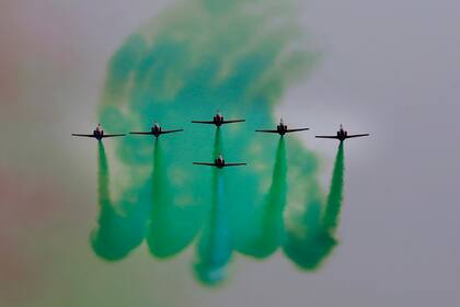 Aviones de la fuerza aérea paquistaní sobrevuelan el desfile militar con que Pakistán festejó su Día Nacional en Islamabad, miércoles 23 de marzo de 2022. (AP Foto/Anjum Naveed)
